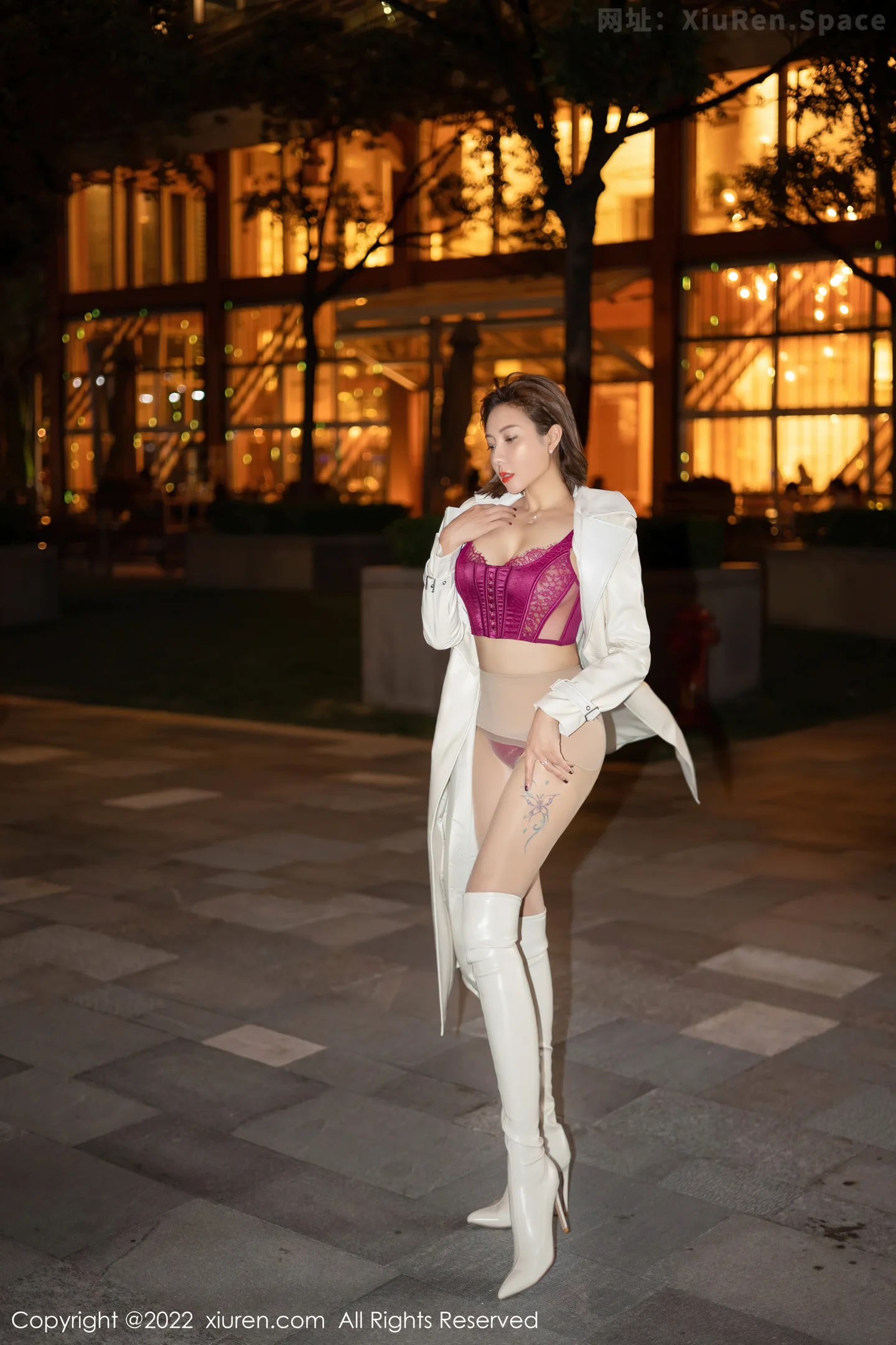 图片[5]-[XiuRen秀人网]VOL.4495 御姐果儿Victoria青海旅拍脱风衣露艳红色蕾丝内衣丰满诱惑写真64P-秀人网官方网站